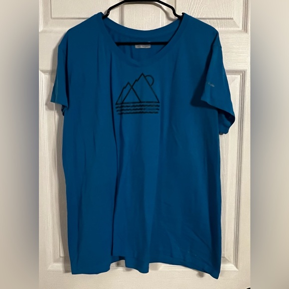 Columbia Woman’s 3xl Vneck Short Sleeve Tshirt Work Mountain Graphic On Front - Picture 1 of 15